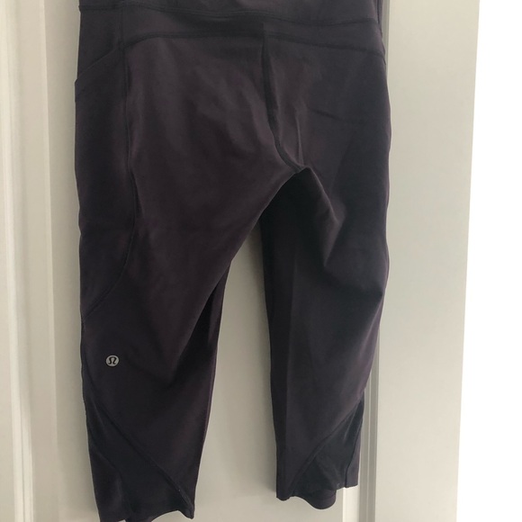 Lululemon cropped leggings with mesh cutouts - Picture 2 of 4